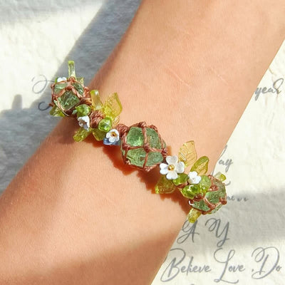 Olivenorma Geflochtenes Blumenarmband mit grünem Fluorit und Peridot-Stein