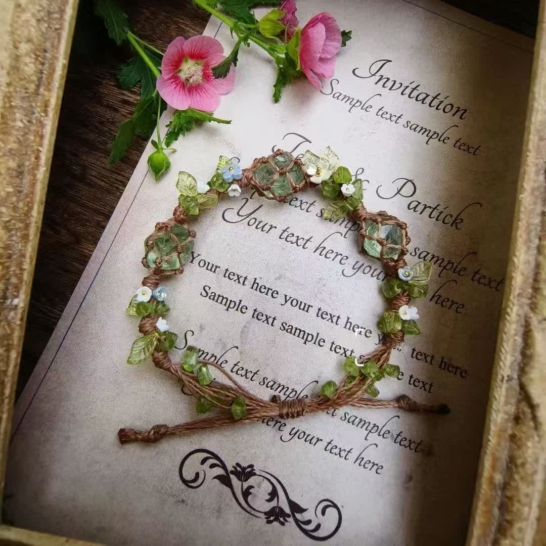 Olivenorma Geflochtenes Blumenarmband mit grünem Fluorit und Peridot-Stein