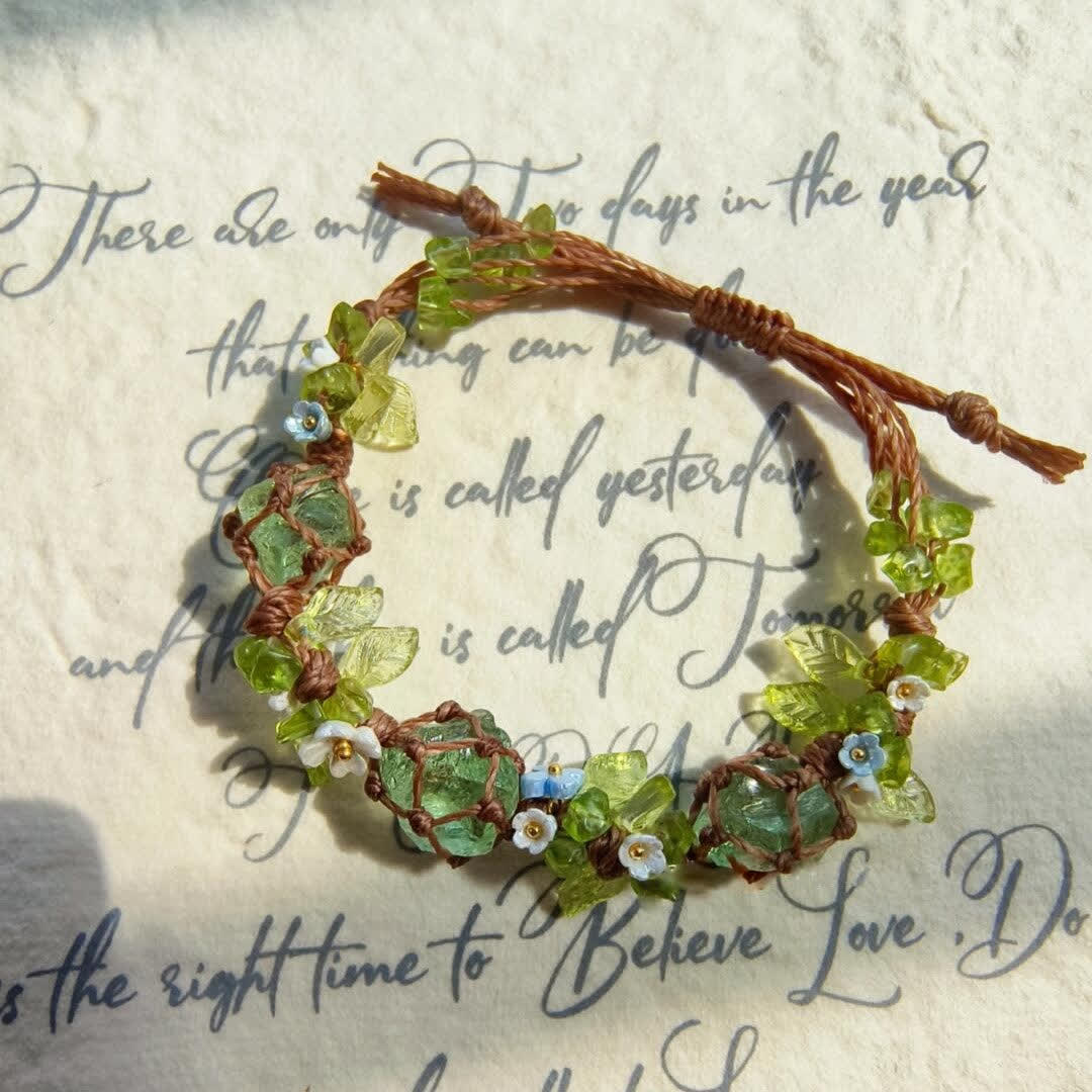 Olivenorma Geflochtenes Blumenarmband mit grünem Fluorit und Peridot-Stein