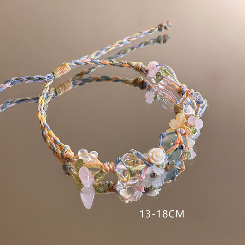 Olivenorma – Handgefertigtes, farbenfrohes Armband mit geflochtenen Blumen aus natürlichem Kristall