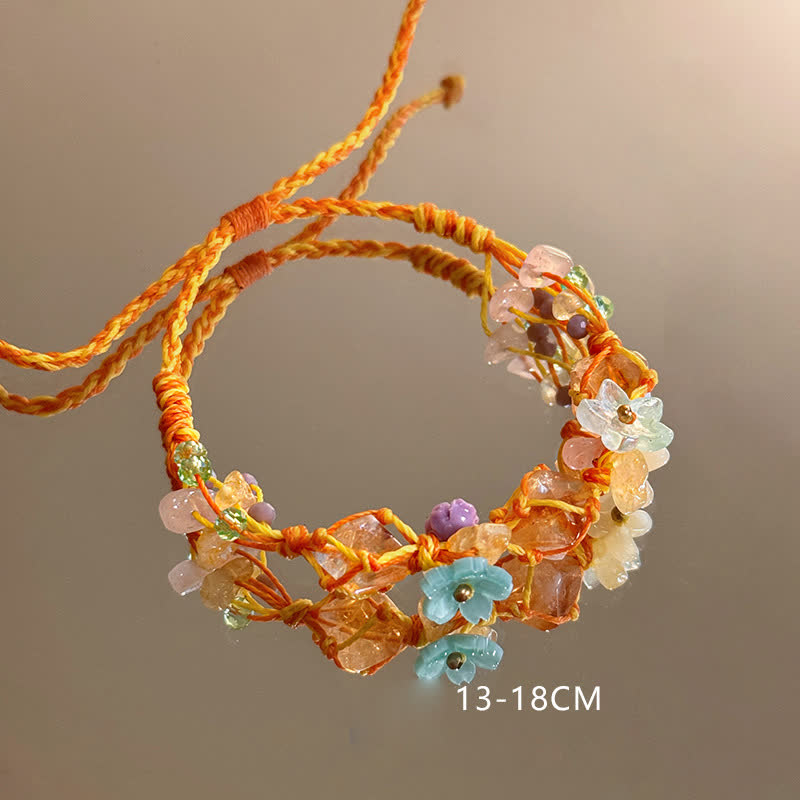 Olivenorma – Handgefertigtes, farbenfrohes Armband mit geflochtenen Blumen aus natürlichem Kristall