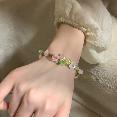 Olivenorma – Handgefertigtes, farbenfrohes Armband mit geflochtenen Blumen aus natürlichem Kristall