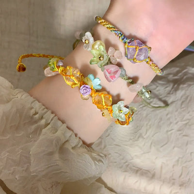 Olivenorma – Handgefertigtes, farbenfrohes Armband mit geflochtenen Blumen aus natürlichem Kristall