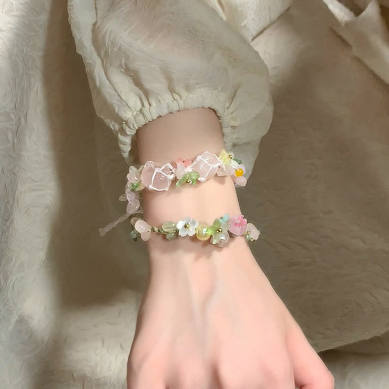 Olivenorma – Handgefertigtes, farbenfrohes Armband mit geflochtenen Blumen aus natürlichem Kristall