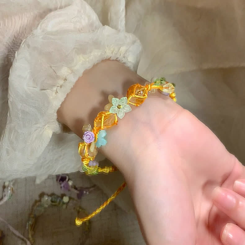 Olivenorma – Handgefertigtes, farbenfrohes Armband mit geflochtenen Blumen aus natürlichem Kristall