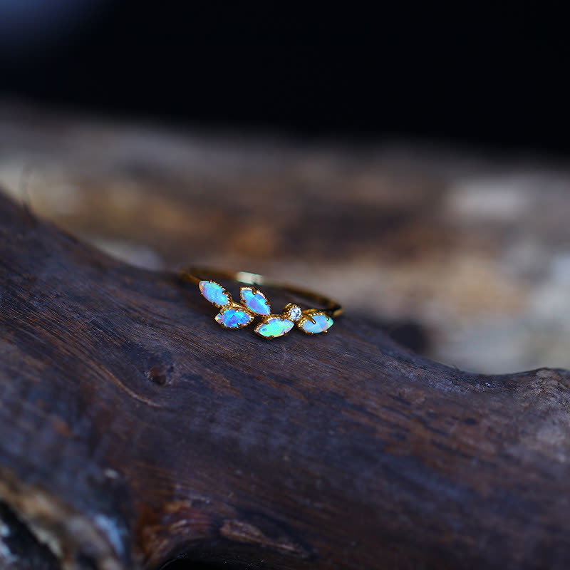 Olivenorma – Halskette mit Ring und Blattanhänger aus blauem Opal