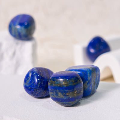 Olivenorma Poliertes Lapislazuli-Set mit natürlichen Trommelsteinen