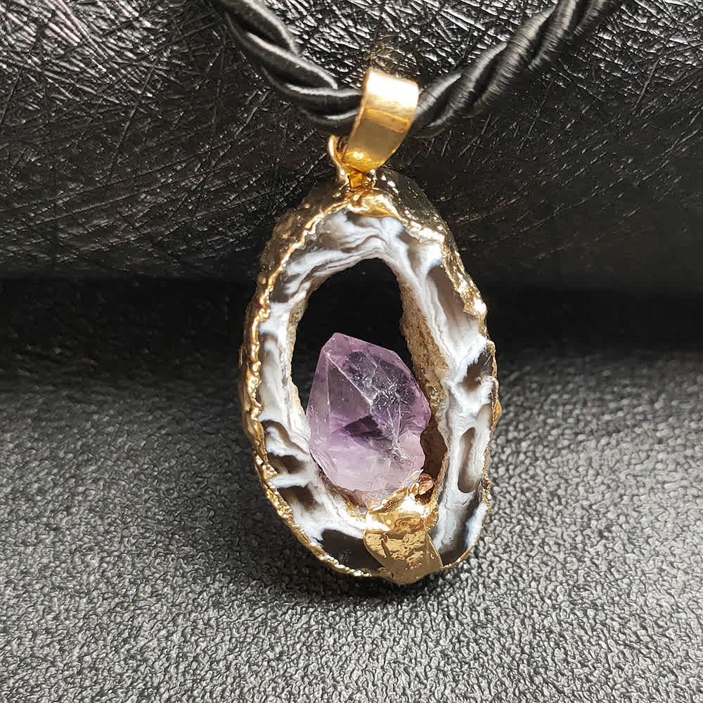 Olivenorma Halskette mit Anhänger „Amethyst“ und weißem Achat, Kristallhöhle