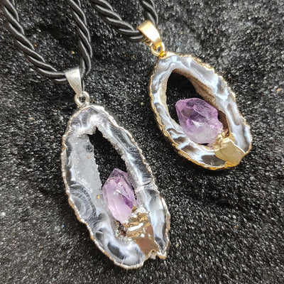 Olivenorma Halskette mit Anhänger „Amethyst“ und weißem Achat, Kristallhöhle