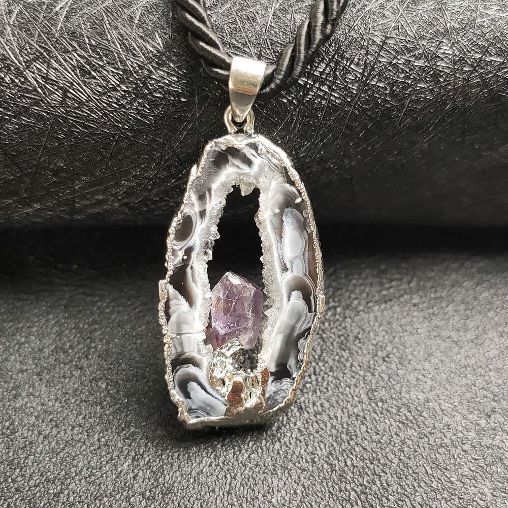 Olivenorma Halskette mit Anhänger „Amethyst“ und weißem Achat, Kristallhöhle