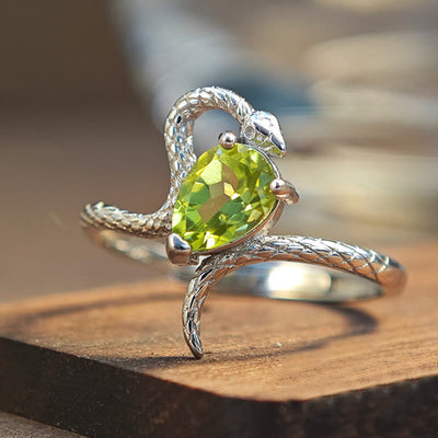 Olivenorma Silber Schlangenring mit natürlichem Peridot