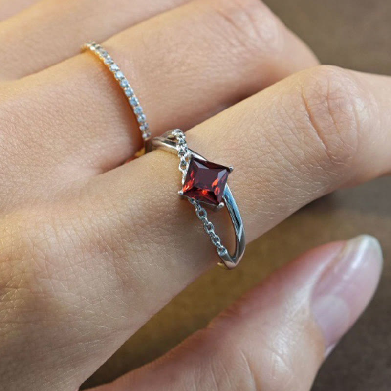 Olivenorma Ring mit natürlichem Granat im Diamantschliff