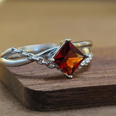 Olivenorma Ring mit natürlichem Granat im Diamantschliff