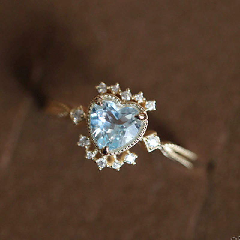 Olivenorma Ring mit natürlichem Blautopas und weißem Zirkon