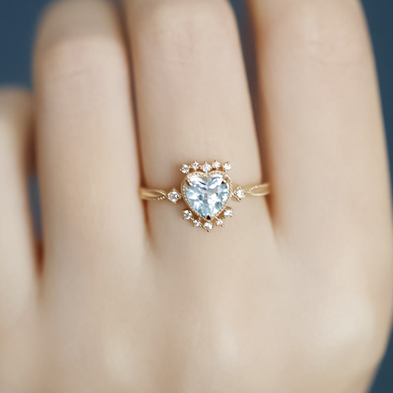 Olivenorma Ring mit natürlichem Blautopas und weißem Zirkon