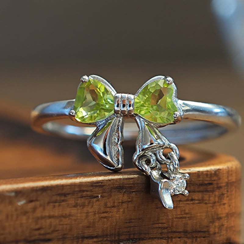 Olivenorma Sterling-Silberring mit natürlichem Peridot und Schleife