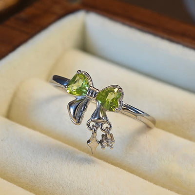 Olivenorma Sterling-Silberring mit natürlichem Peridot und Schleife