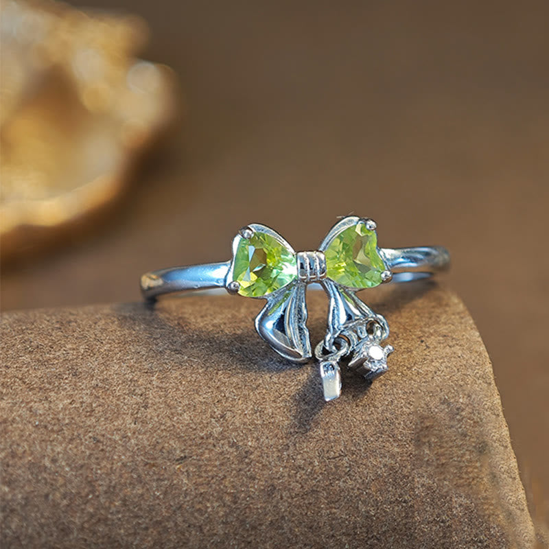 Olivenorma Sterling-Silberring mit natürlichem Peridot und Schleife