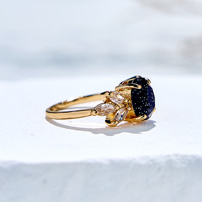 Olivenorma Ring mit Blatt aus blauem Sandstein mit Zirkonia und ovalem Schliff