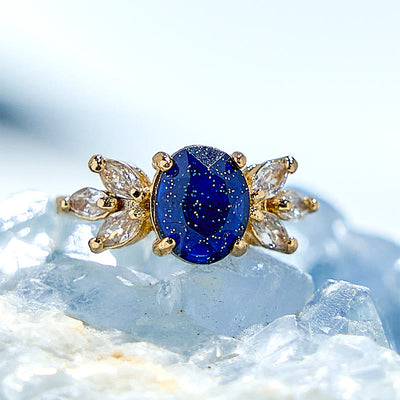 Olivenorma Ring mit Blatt aus blauem Sandstein mit Zirkonia und ovalem Schliff