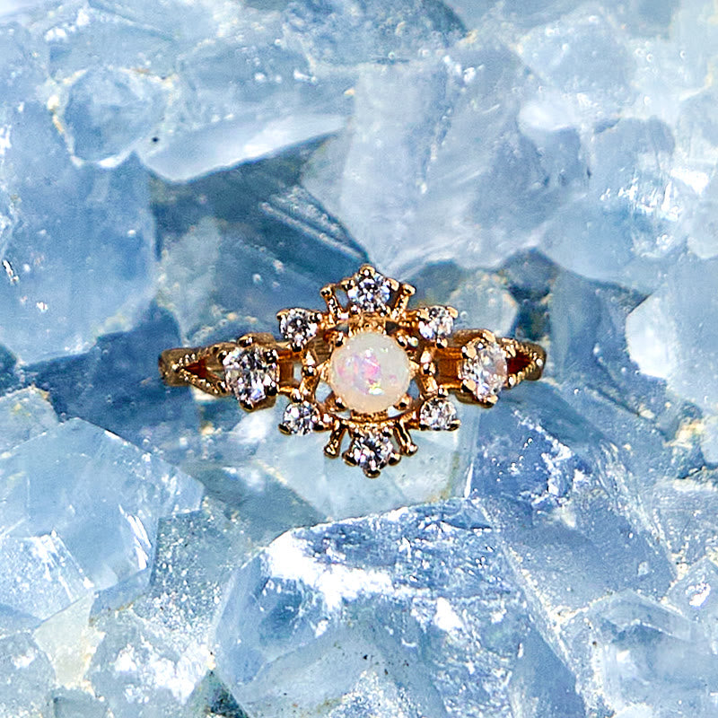 Olivenorma „Schneeflocke“ Ring mit natürlichem Opal und weißem Zirkon