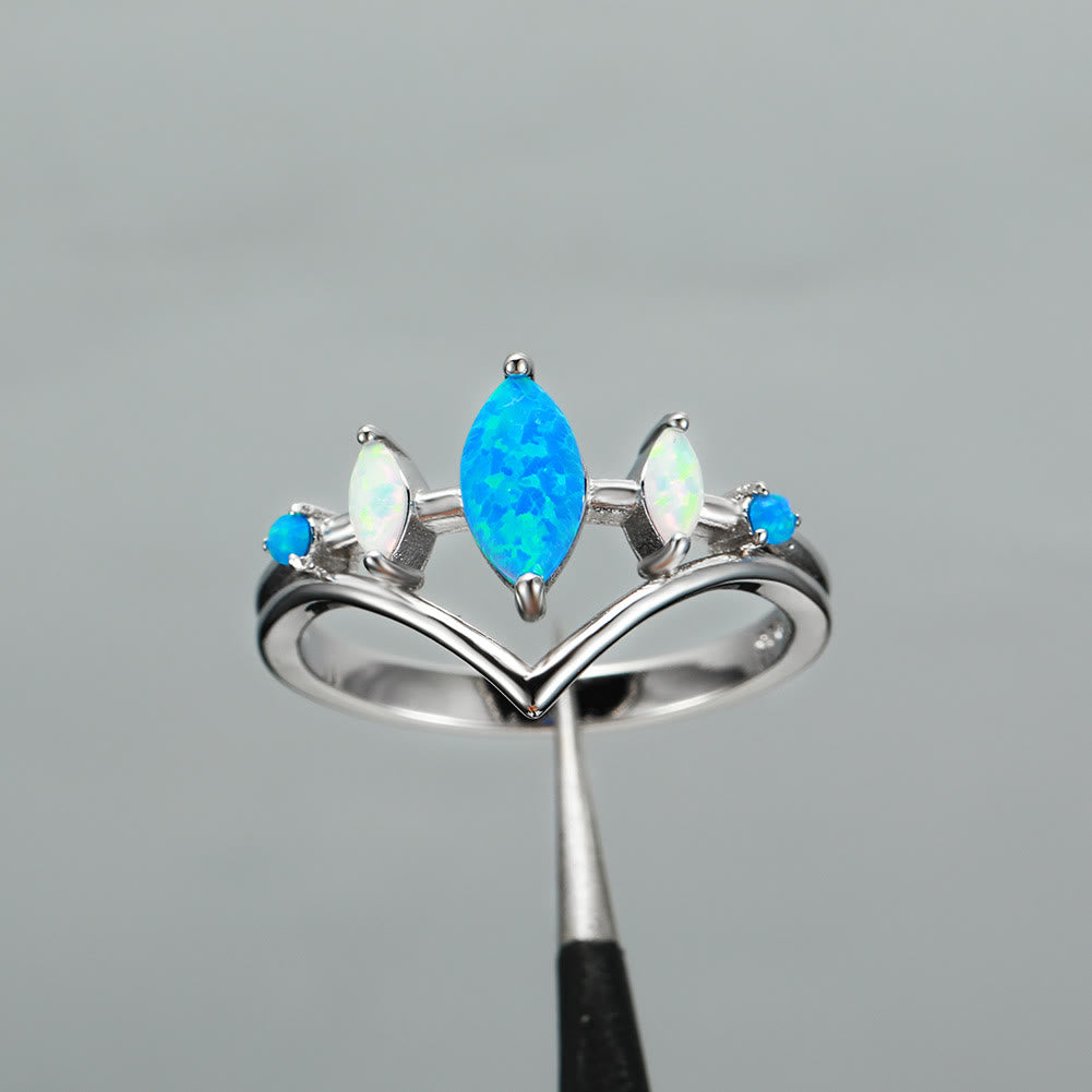 Olivenorma Kronenring mit natürlichem blauem und weißem Opal