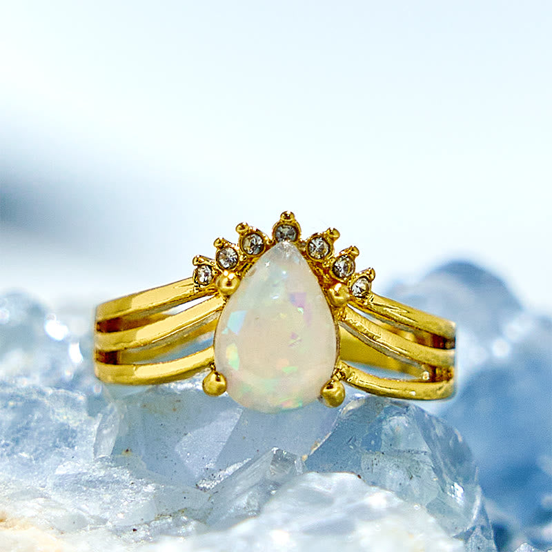 Olivenorma Ring mit natürlichem Opal und eingelegtem Zirkon