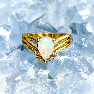 Olivenorma Ring mit natürlichem Opal und eingelegtem Zirkon