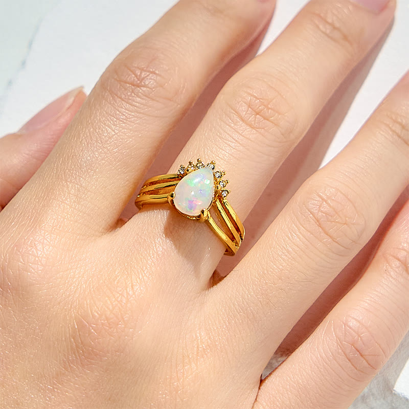 Olivenorma Ring mit natürlichem Opal und eingelegtem Zirkon