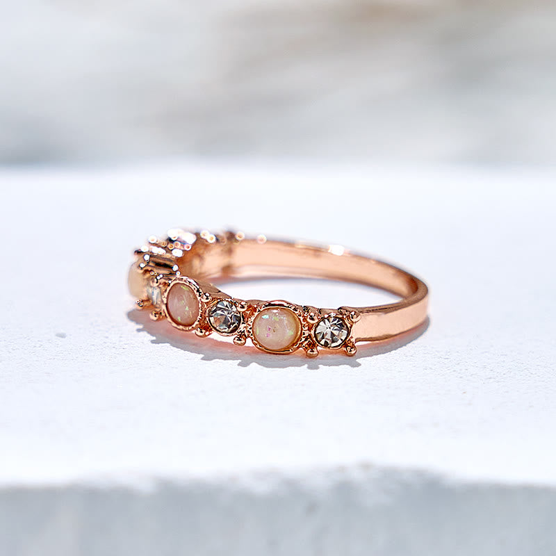 Olivenorma Ring mit natürlichem rosa Opal und Diamanten