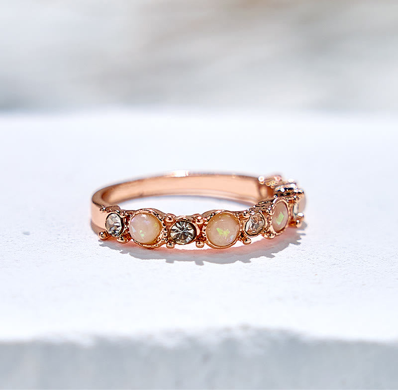 Olivenorma Ring mit natürlichem rosa Opal und Diamanten