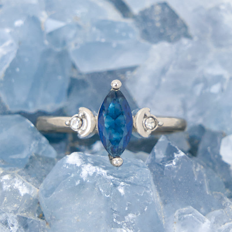 Olivenorma Ring mit blauem Topas und weißem Zirkon im Marquiseschliff