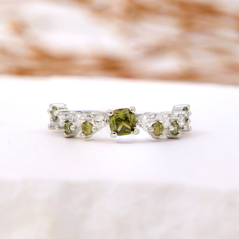 Olivenorma Quadratischer Peridot-Ring mit weißem Zirkon