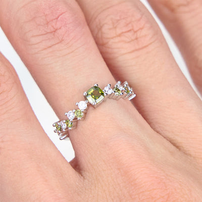 Olivenorma Quadratischer Peridot-Ring mit weißem Zirkon