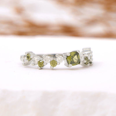 Olivenorma Quadratischer Peridot-Ring mit weißem Zirkon