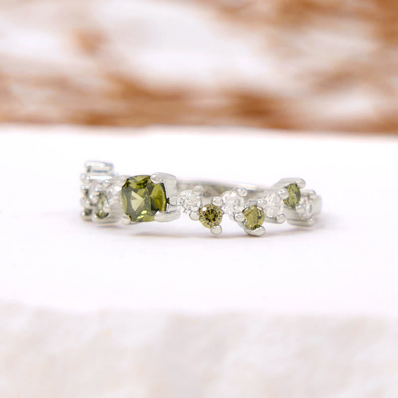 Olivenorma Quadratischer Peridot-Ring mit weißem Zirkon