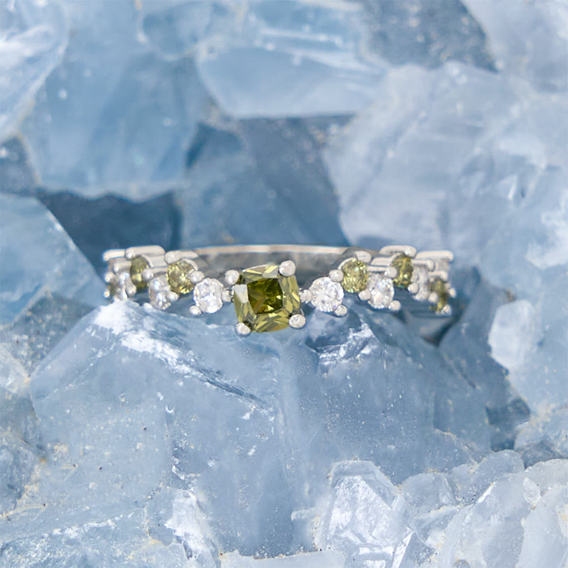 Olivenorma Quadratischer Peridot-Ring mit weißem Zirkon