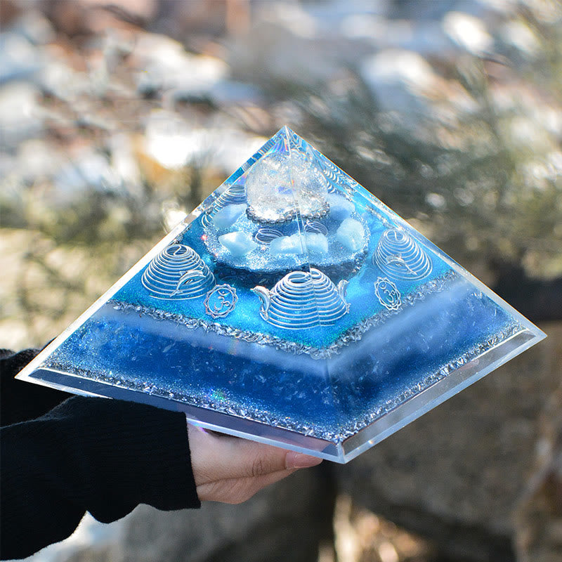 Olivenorma „Atlantis“ Orgon-Pyramide aus klarem Kristall und Aquamarin