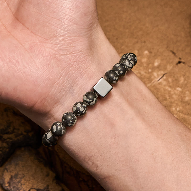 Olivenorma Schneeflocken-Obsidian-Armband mit Hämatit-Perlen im Quadratschliff