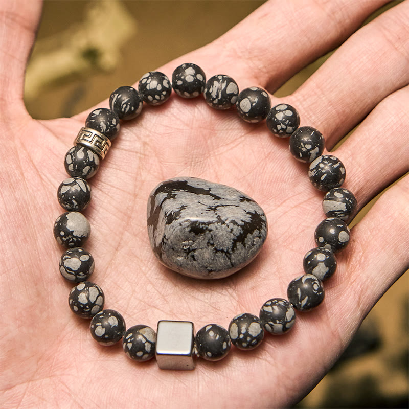 Olivenorma Schneeflocken-Obsidian-Armband mit Hämatit-Perlen im Quadratschliff