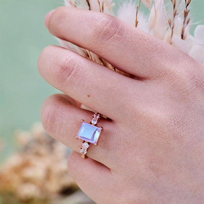 Olivenorma Ring aus synthetischem Mondstein im Quadratschliff