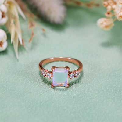 Olivenorma Ring aus synthetischem Mondstein im Quadratschliff
