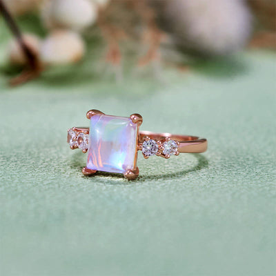 Olivenorma Ring aus synthetischem Mondstein im Quadratschliff