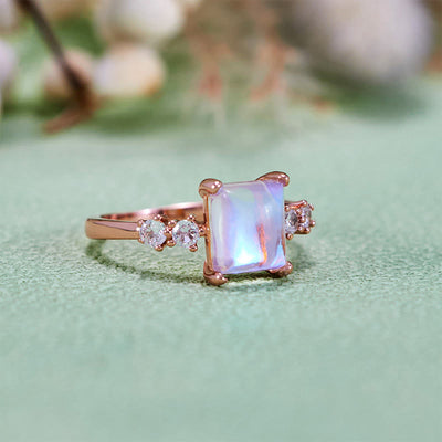 Olivenorma Ring aus synthetischem Mondstein im Quadratschliff