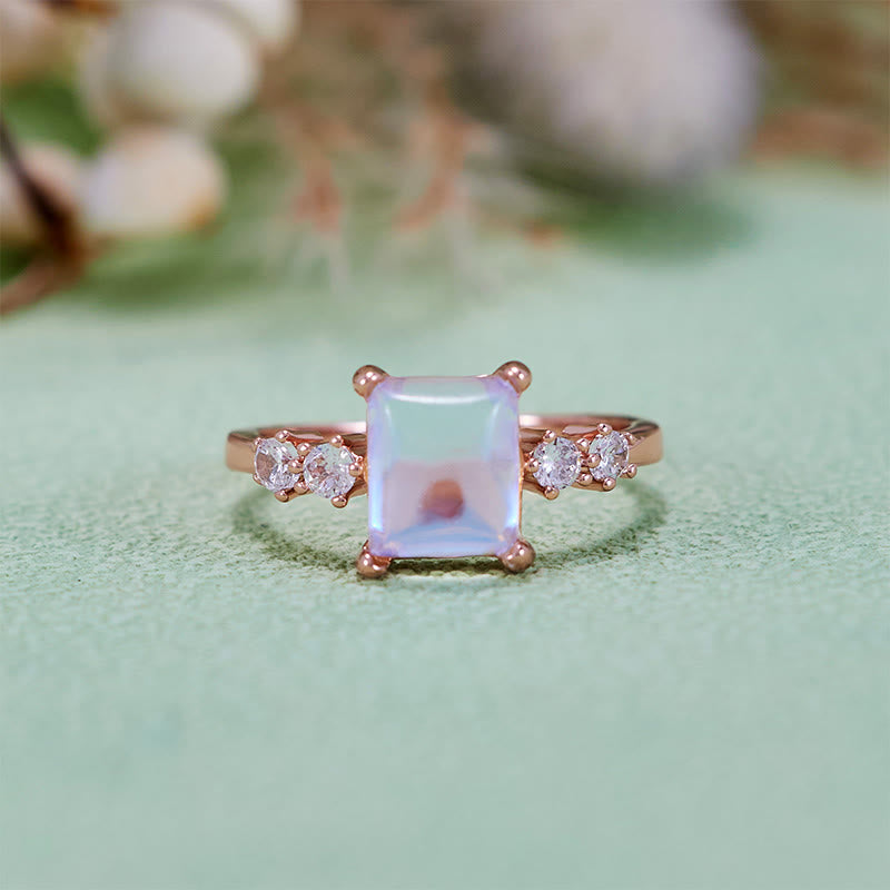 Olivenorma Ring aus synthetischem Mondstein im Quadratschliff