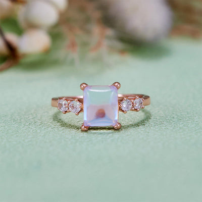 Olivenorma Ring aus synthetischem Mondstein im Quadratschliff