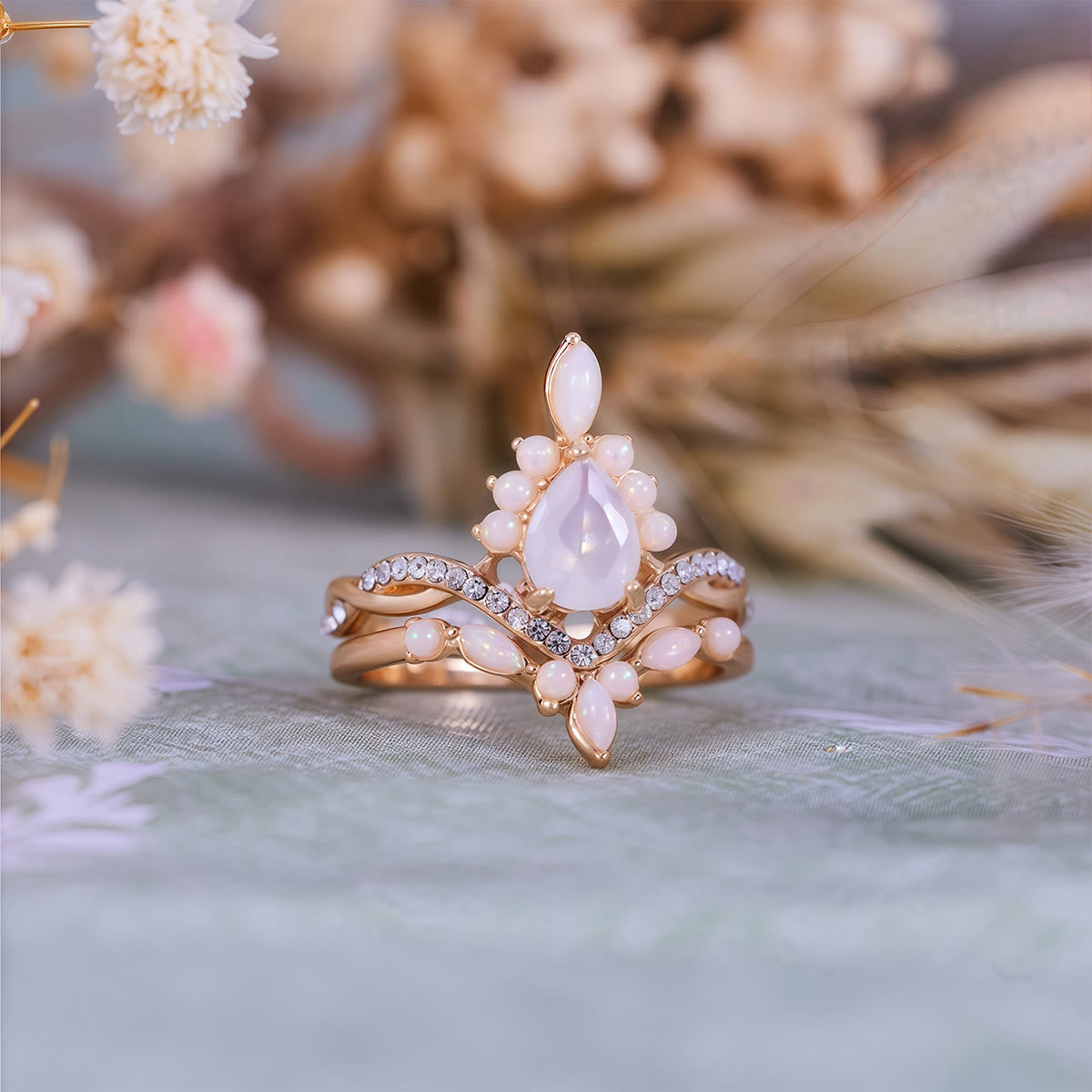 Olivenorma Ringset mit weißem Chalcedon im Birnenschliff und Kronendesign