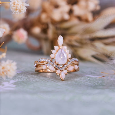 Olivenorma Ringset mit weißem Chalcedon im Birnenschliff und Kronendesign