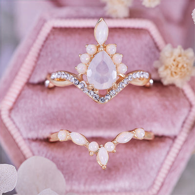 Olivenorma Ringset mit weißem Chalcedon im Birnenschliff und Kronendesign