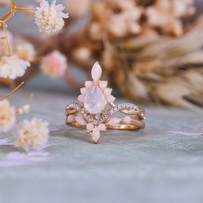 Olivenorma Ringset mit weißem Chalcedon im Birnenschliff und Kronendesign